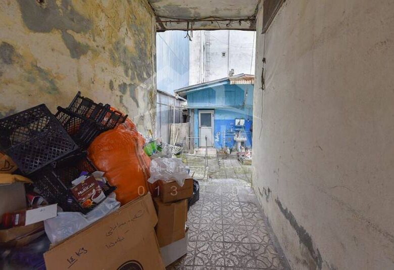 خانه کلنگی بهمراه 2 دهنه مغازه 20 متری