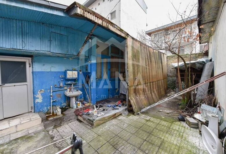 خانه کلنگی بهمراه 2 دهنه مغازه 20 متری